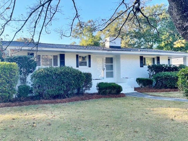 ranch-style home with a front yard