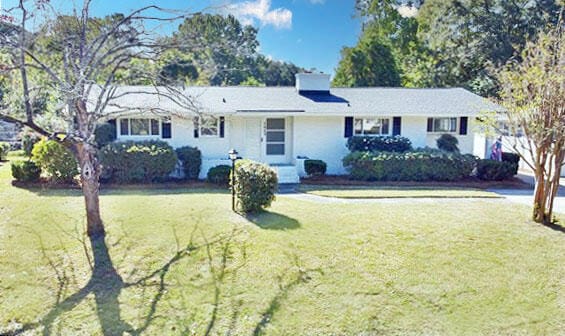 view of front of home featuring a front lawn