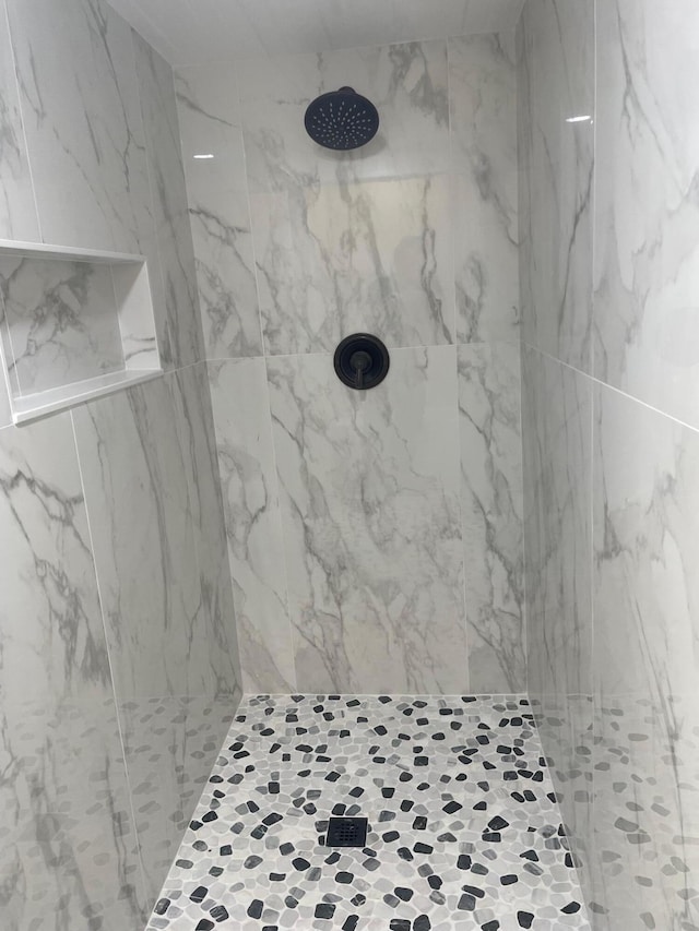 bathroom featuring a tile shower