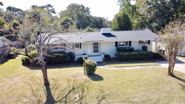 ranch-style home featuring a front lawn