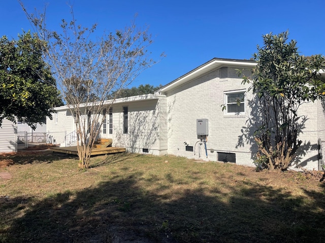 back of house featuring a lawn