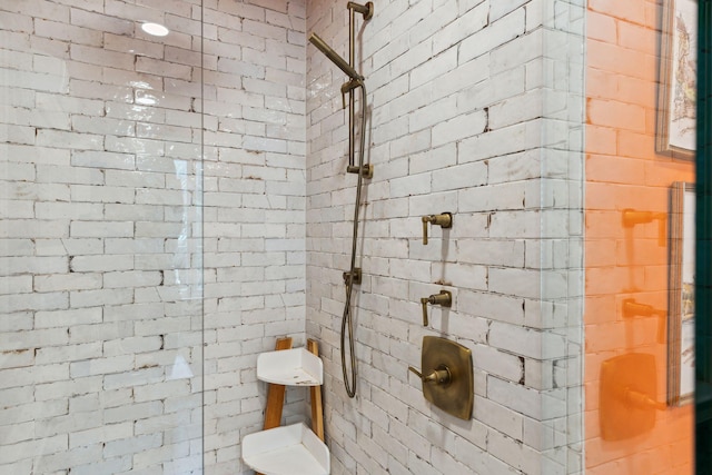 bathroom featuring tiled shower