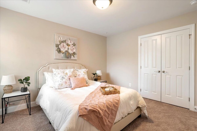 bedroom with carpet flooring and a closet