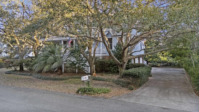 view of front facade featuring driveway