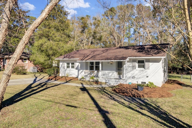 view of front of house featuring covered porch and a front yard