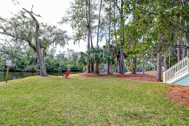 view of yard featuring a water view