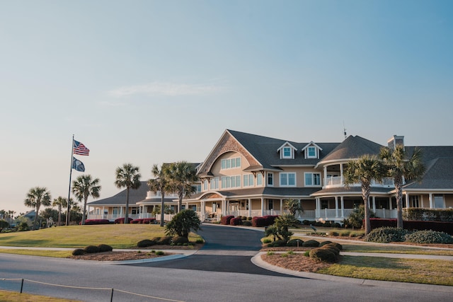 view of front facade featuring a front yard and a porch