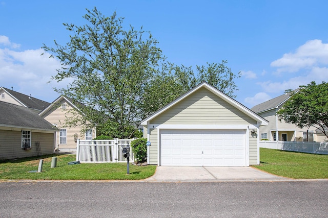 view of front of property featuring fence, a garage, and a front yard