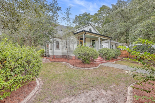 view of front facade featuring a front yard and covered porch