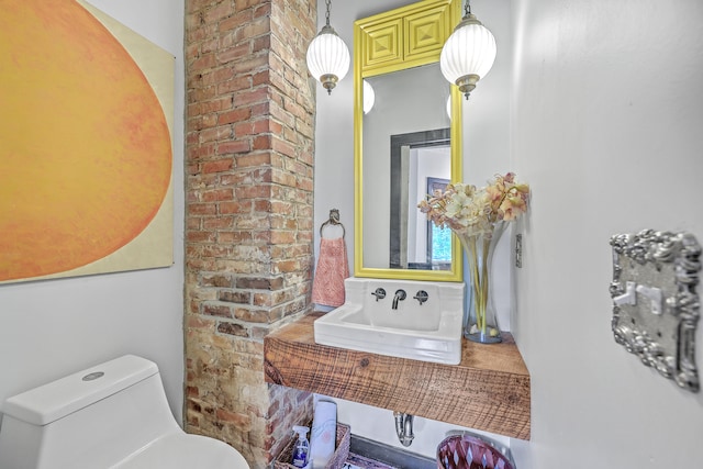 bathroom featuring toilet and sink