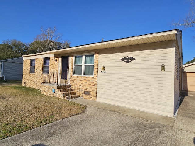 view of front facade featuring crawl space, a front lawn, and brick siding