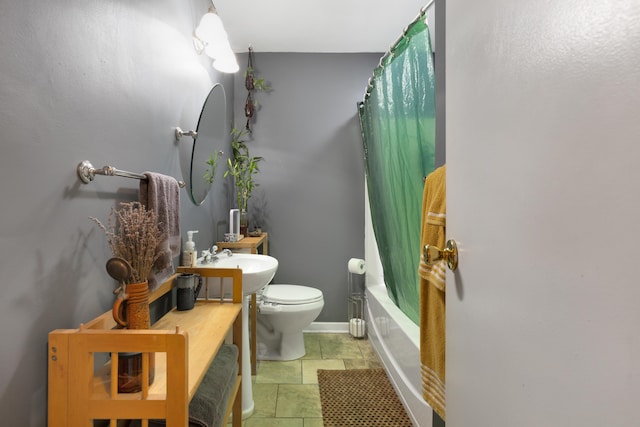 1549 N Avalon Cir, Charleston, SC 29407 - full bath featuring toilet, baseboards, and shower / bath combination with curtain
