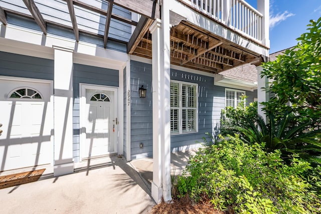 property entrance featuring a porch