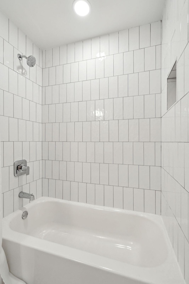 bathroom with tiled shower / bath combo