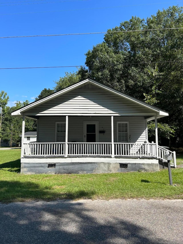 view of front facade with a front lawn and a porch