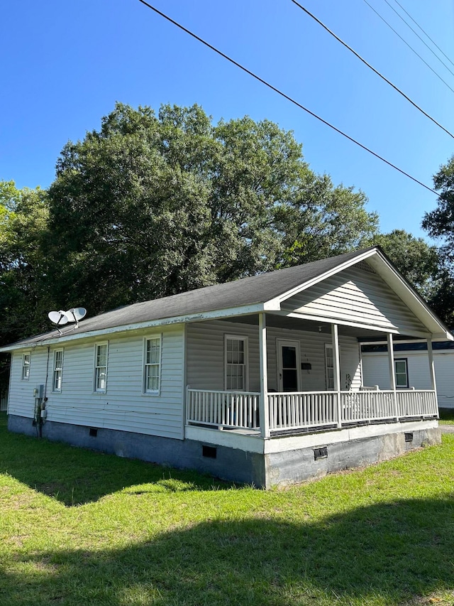 view of front of home featuring a porch and a front yard