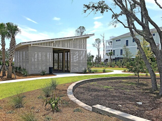 view of property's community featuring a yard