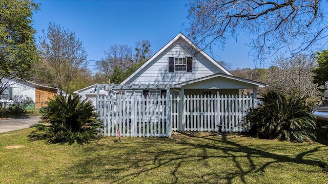view of front facade featuring a front lawn and a fenced front yard