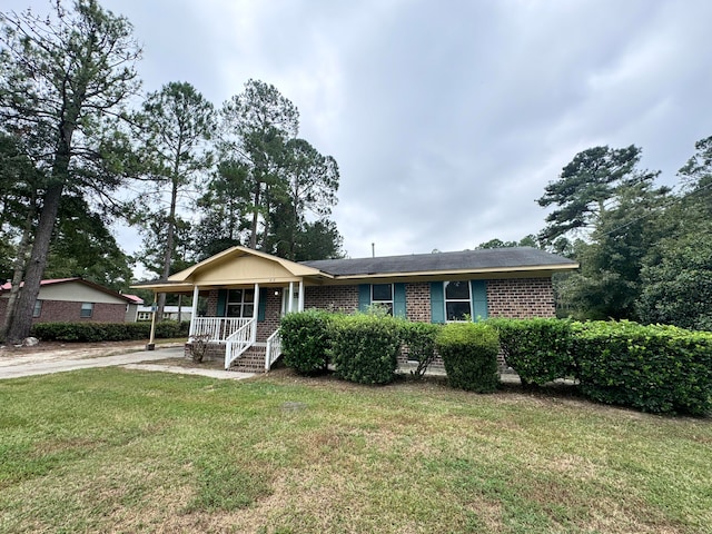 view of front facade featuring a porch and a front lawn