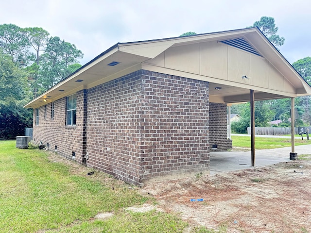 view of side of property with a lawn and a carport