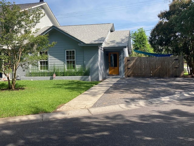 view of front facade with a front lawn