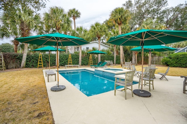 view of pool with an in ground hot tub, a yard, and a patio area