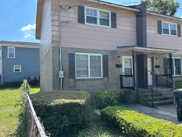 view of front of property featuring a front yard