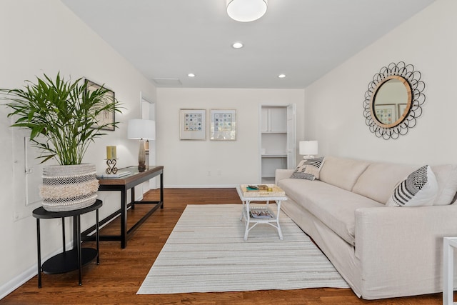 living room featuring dark wood-style flooring, baseboards, recessed lighting, and visible vents