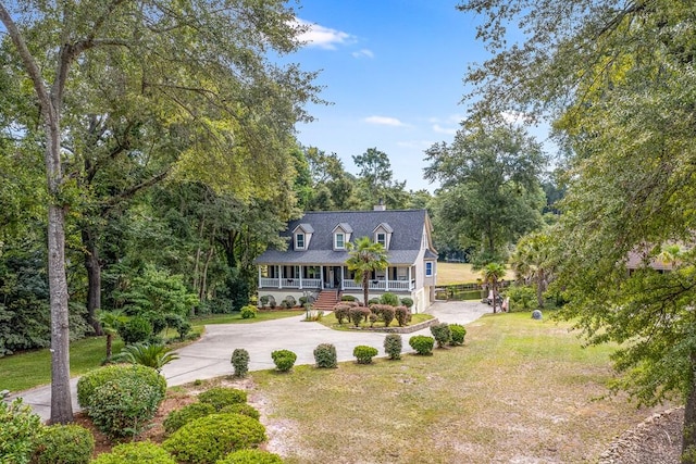 view of front of house with a front lawn