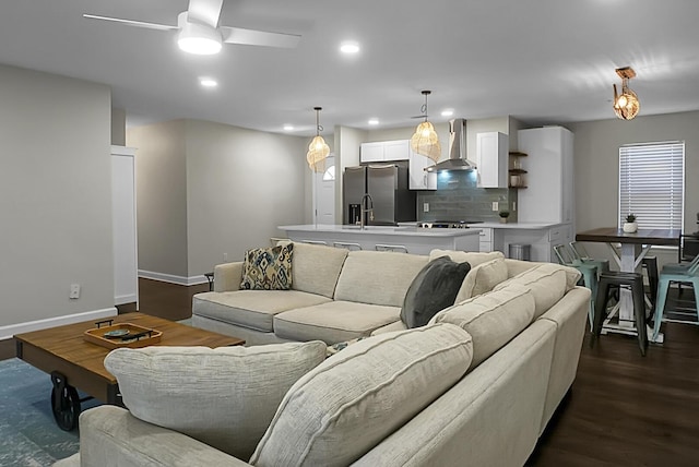 living room with dark wood-style floors, recessed lighting, a ceiling fan, and baseboards