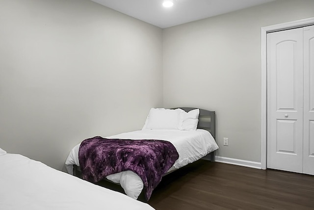 bedroom with dark wood-style floors, baseboards, and recessed lighting