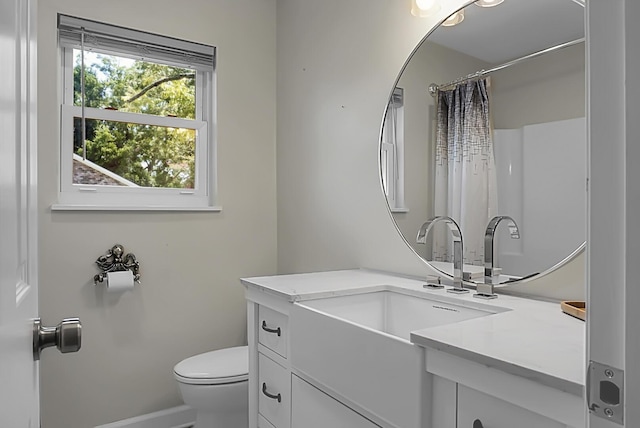 full bathroom featuring curtained shower, vanity, and toilet