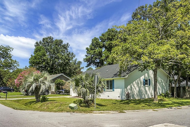 view of front facade featuring brick siding, crawl space, a front yard, and a shingled roof