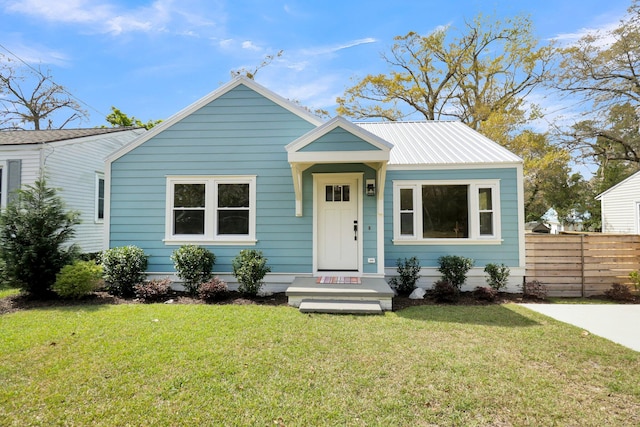 bungalow-style house featuring a front lawn