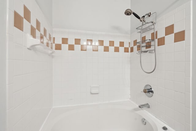 bathroom with tiled shower / bath combo