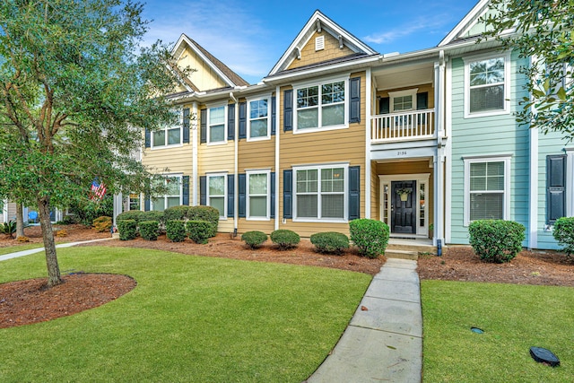 view of front of home featuring a front lawn