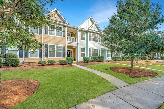 view of front facade featuring a front lawn