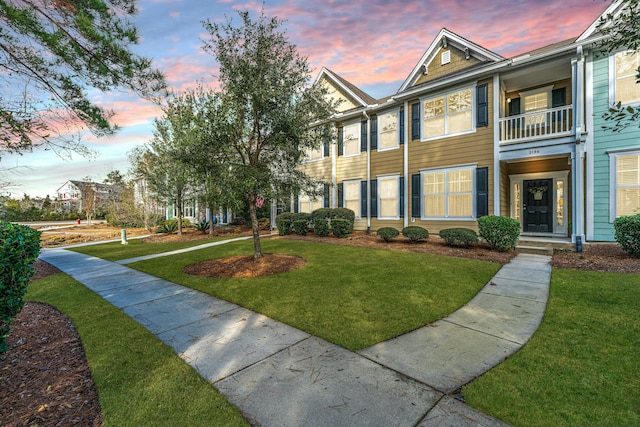 view of front of home featuring a yard