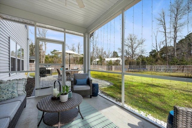 sunroom with ceiling fan