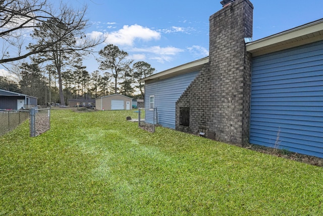 view of yard featuring an outbuilding