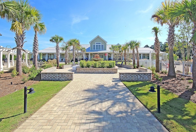 view of property's community featuring a lawn