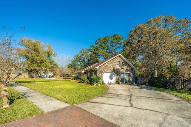 view of front facade featuring a front lawn