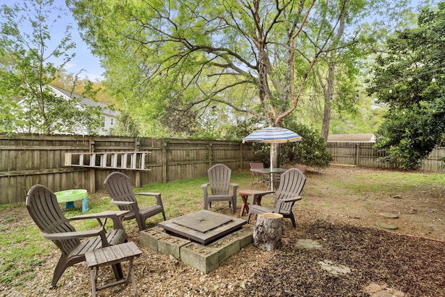 view of yard featuring a fire pit and a fenced backyard