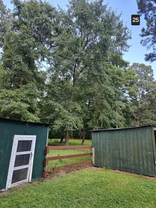 view of yard featuring a storage shed