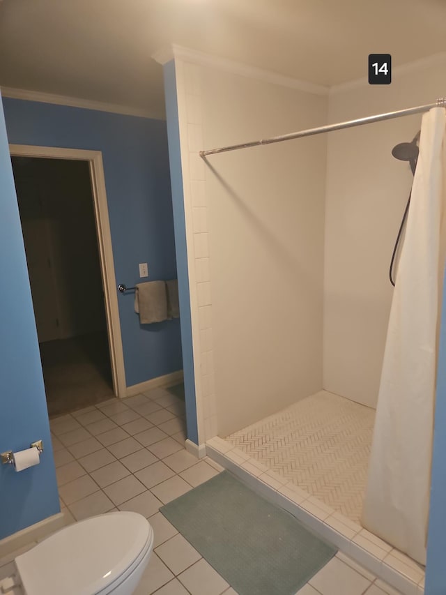 bathroom featuring a shower with curtain, toilet, tile patterned flooring, and ornamental molding