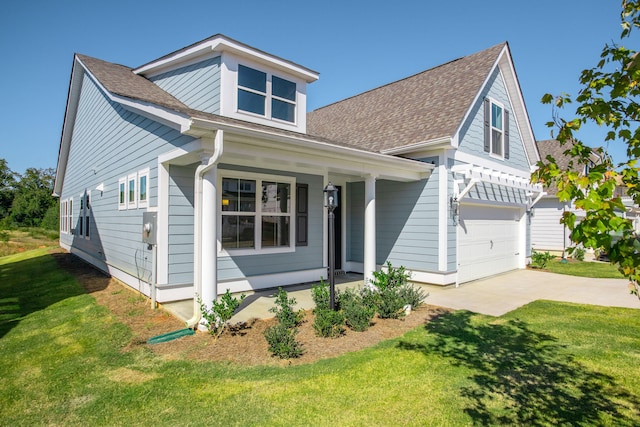 view of front of property featuring a front yard and a porch