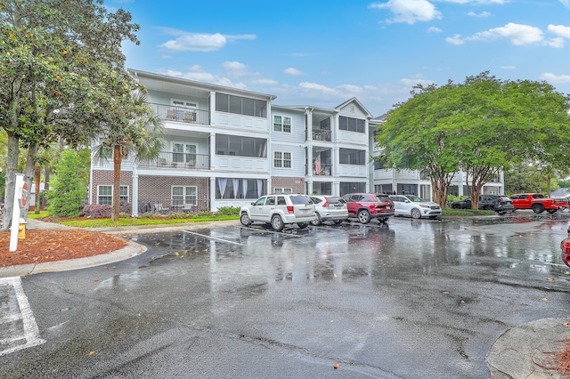 view of apartment building / complex with uncovered parking