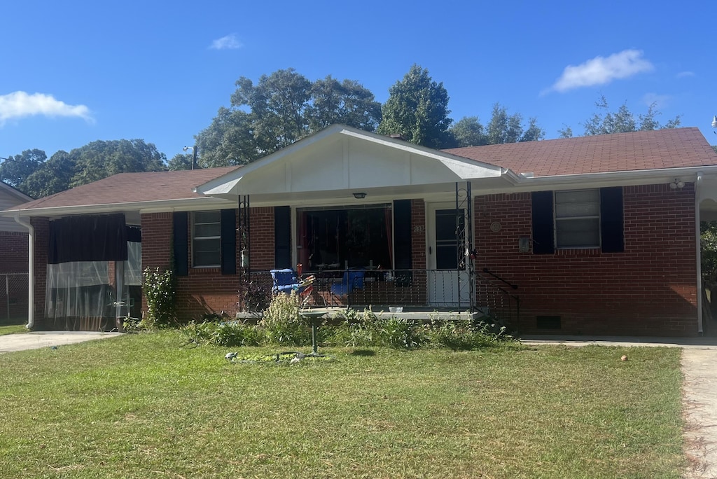 view of front of house featuring a front lawn