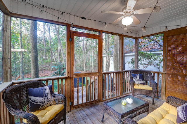 sunroom with ceiling fan