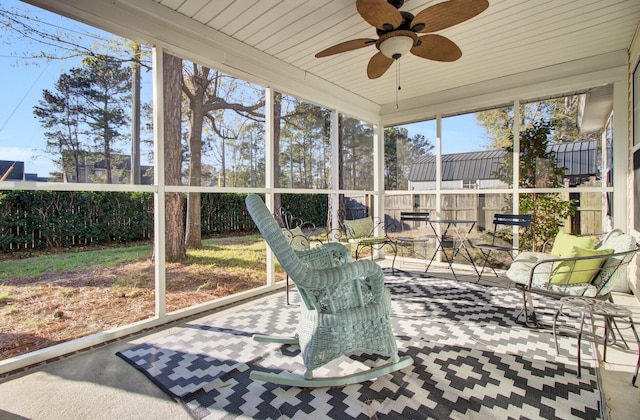 sunroom with ceiling fan